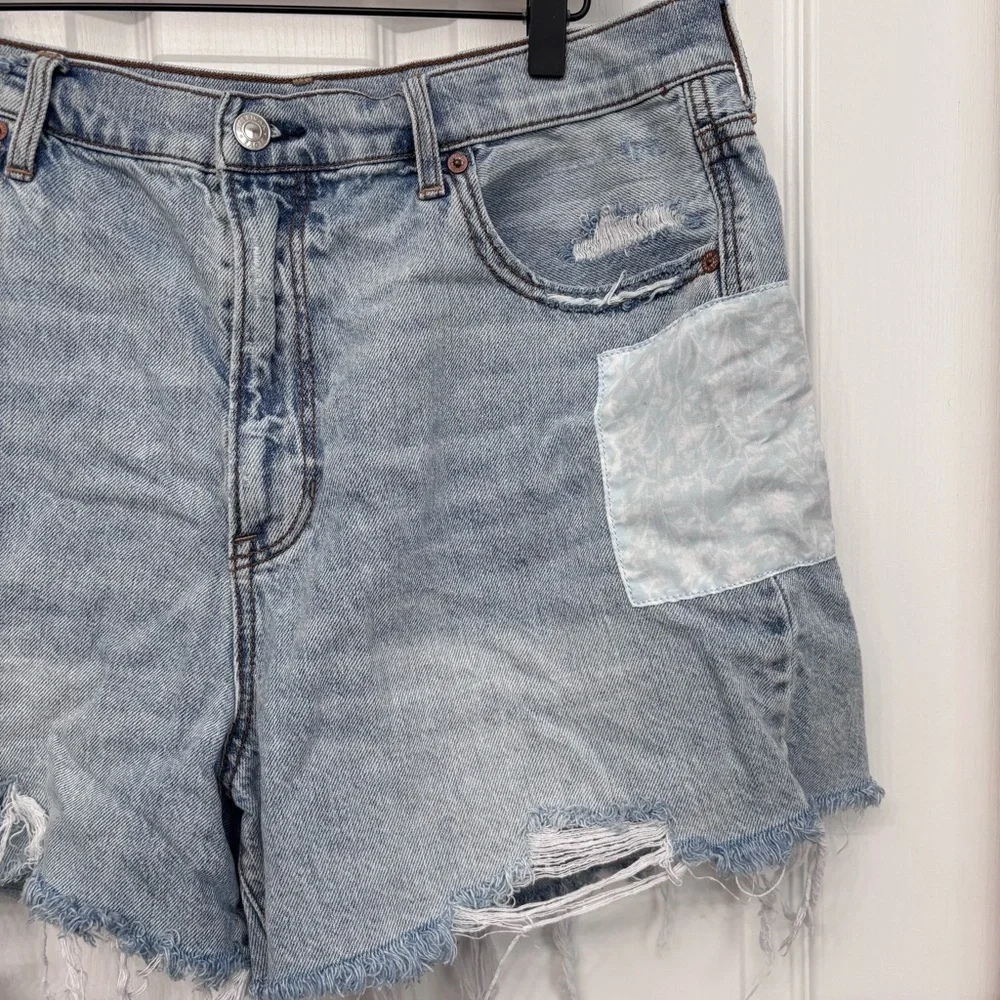 Light Wash Distressed Boyfriend Shorts | American Eagle Size 16 - Picture 4 of 12